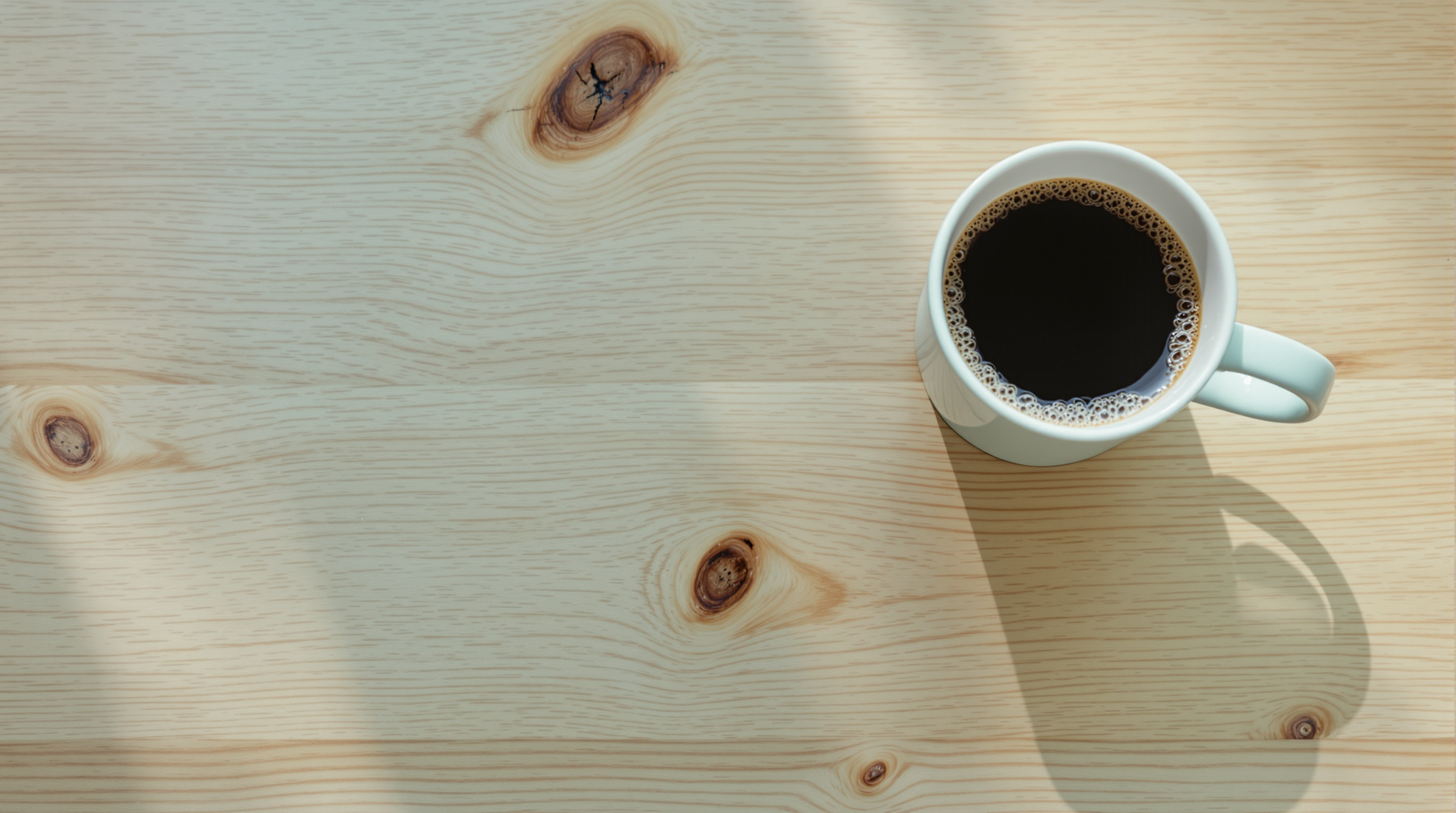 Deux tasses sur une table, évoquant un échange bienveillant