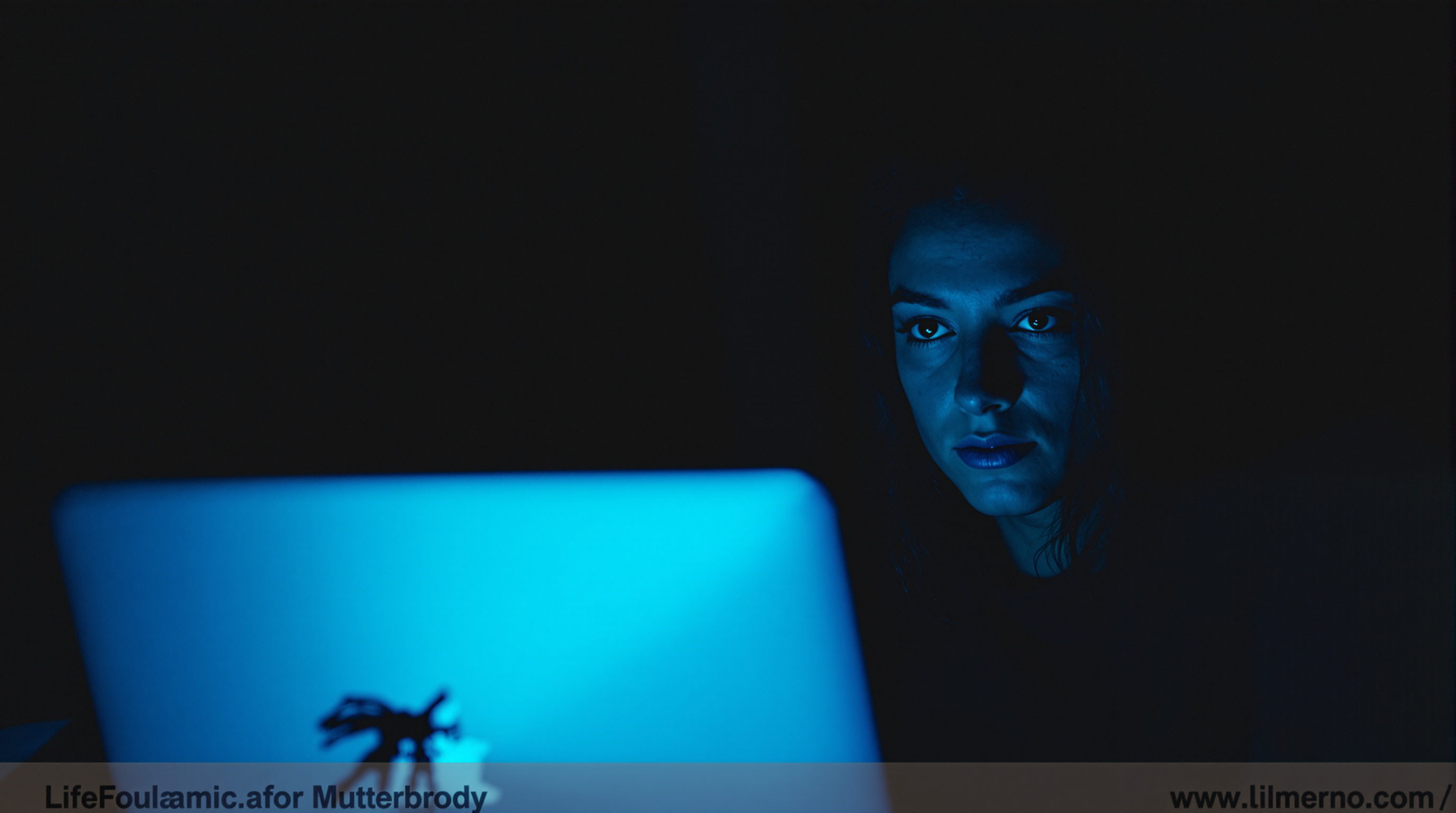 Personne seule éclairée par la lueur d'un écran dans la pénombre, illustrant la cyberdépendance