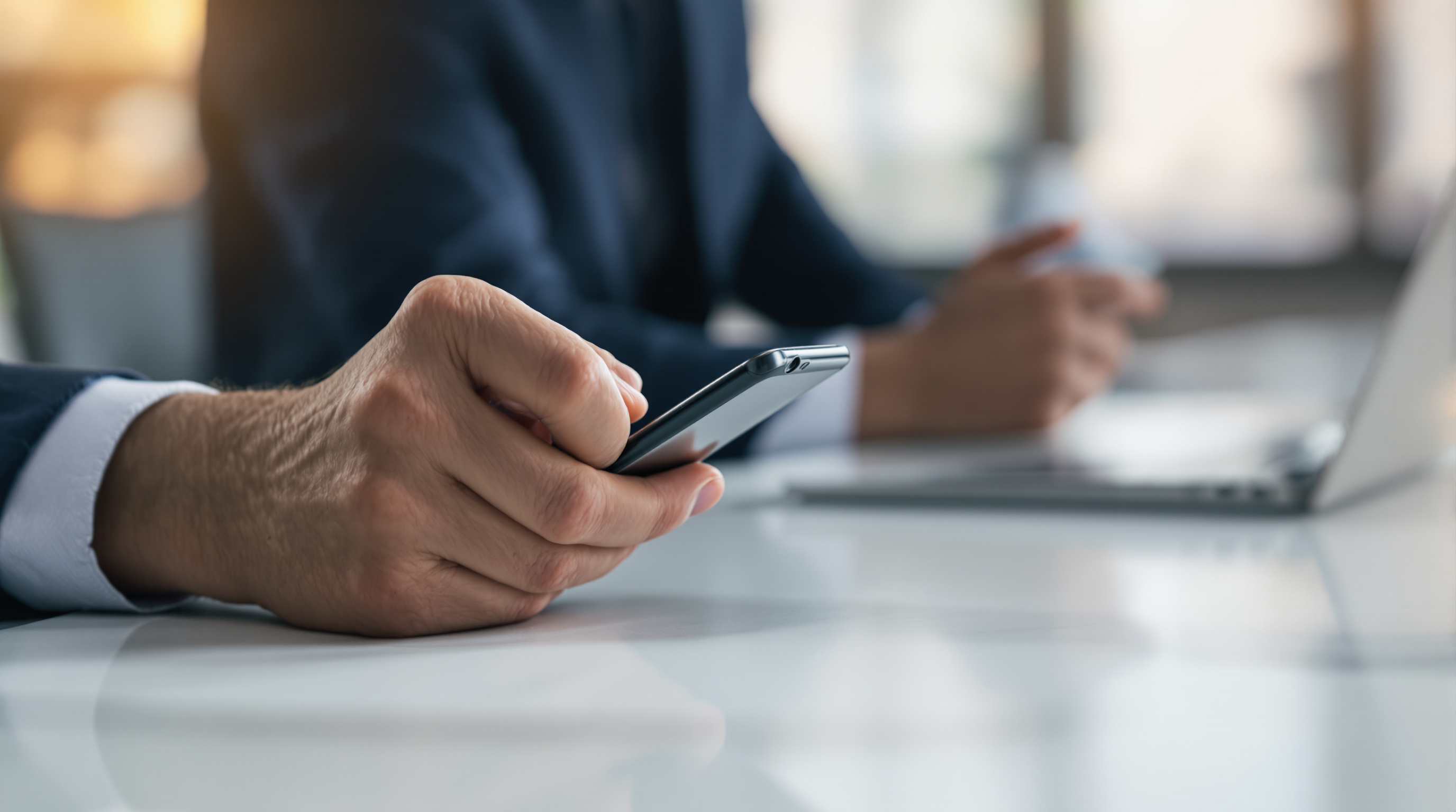 Main serrant un appareil mobile, image de la dépendance aux technologies de poche
